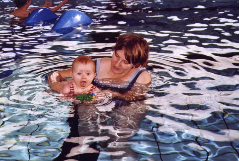 2005_11_bbnageurs_maman Je pourrais passer des heures dans l'eau.