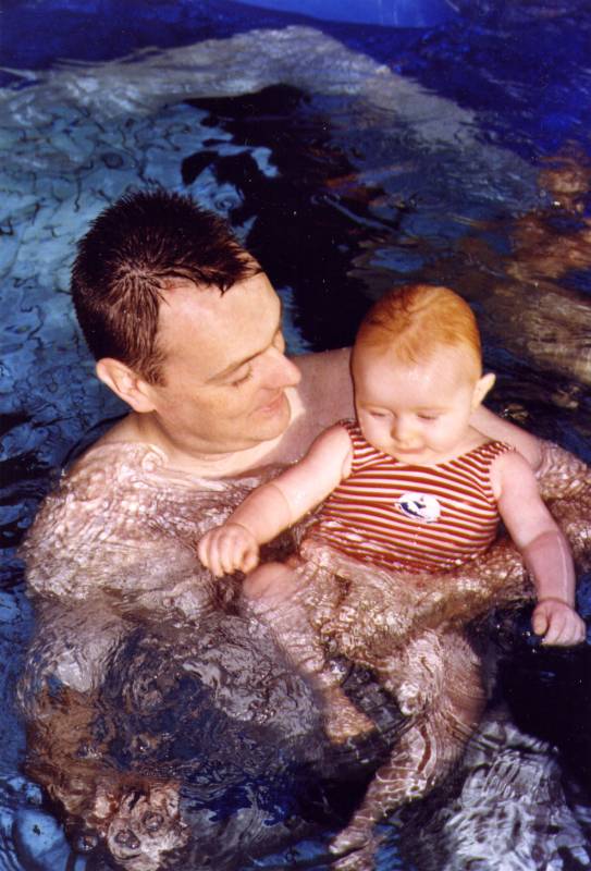 2005_11_bbnageurs_papa Sance des bbs nageurs. Je viens de mettre la tte sous l'eau.