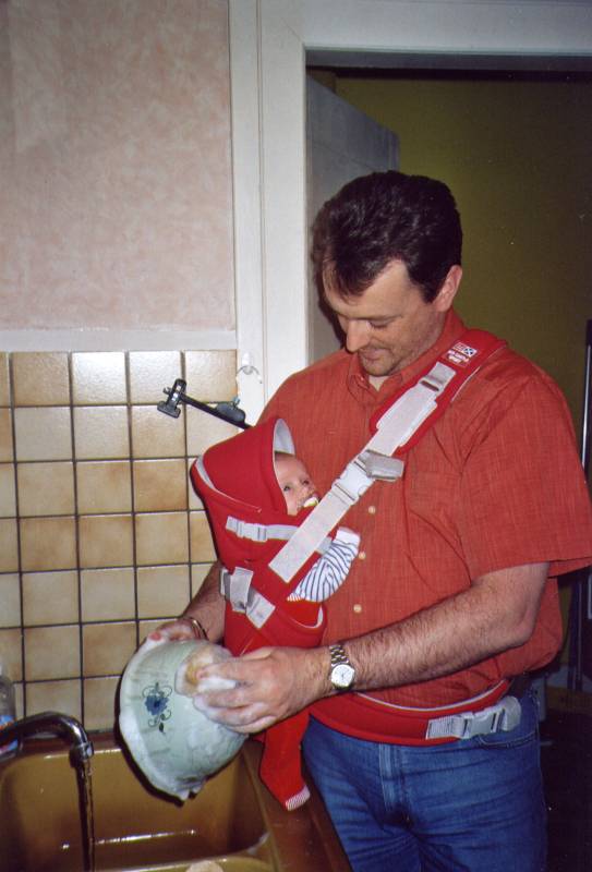 NEG03_03 Papa avait besoin de ses deux mains pour faire la vaisselle... Il ne peut donc plus du tout se sparer de moi ?
