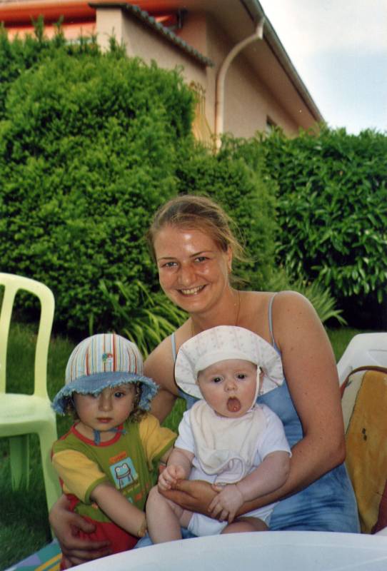 2005_06_Alexia_Rebecca Avec Alexia et Rebecca, sa maman.